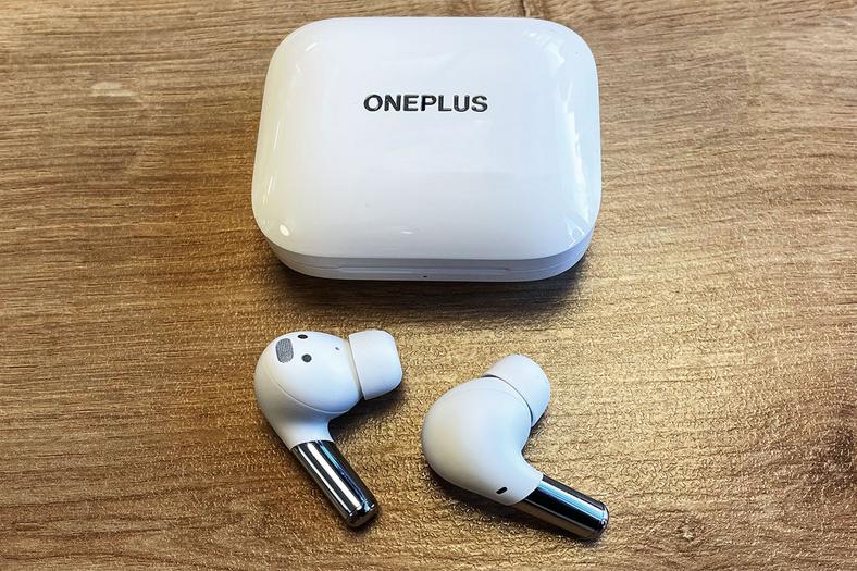 Douszne Buds Pro firmy OnePlus okazały się jednymi z najładniejszych słuchawek w teście, ale to, co zyskały za wygląd, zgubiły w teście akustycznym 