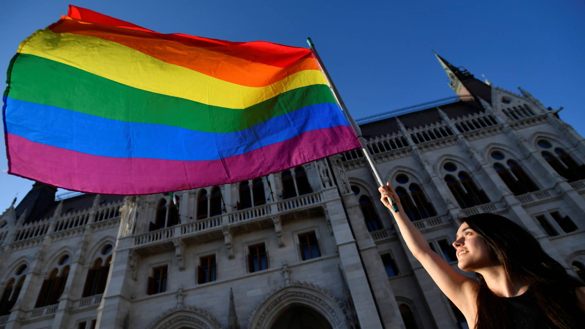 Osveta o LGBTI bude zakázaná. Maďarská vláda schválila kontroverzný zákon, vyvolal veľký protest
