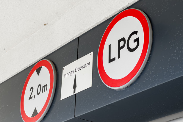 Zakaz wjazdu dla aut z LPG, garaż, wjazd do garażu