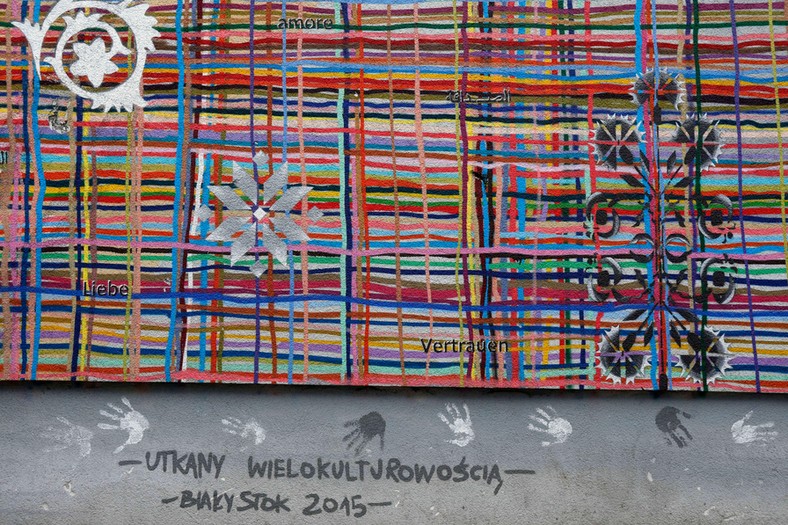 Mural "Utkany wielokulturowością" przy al. Piłsudskiego w Białymstoku i akcja odmalowywania po zniszczeniu, 26.01.2018. Mural powstały w 2015 r.