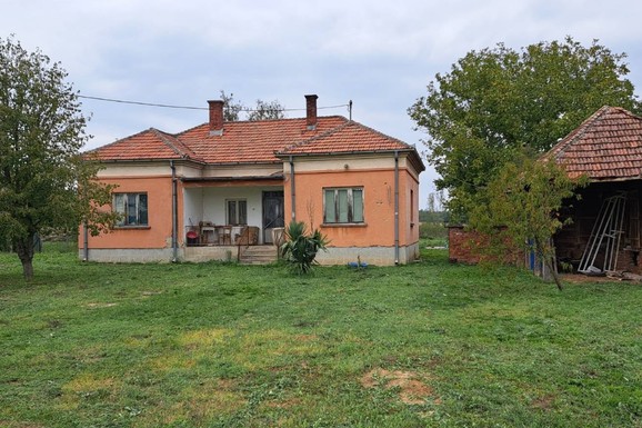 Za 30.000 evra prodaje se kuća sa 33 ara placa: Uz dom dobijate štalu, podrum, bunar i veliko dvorište - Mnogi sanjaju ovakvo imanje