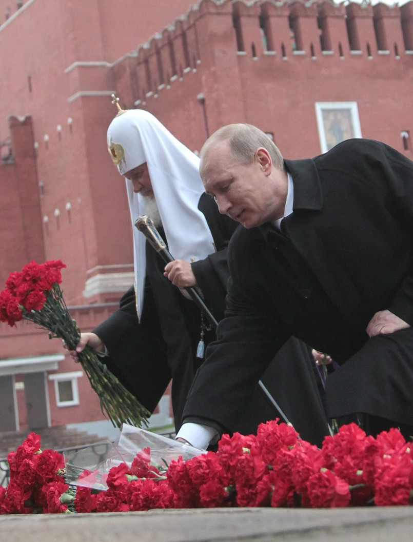 Prezydent Federacji Rosyjskiej Władimir Putin w niedzielę złożył kwiaty przed pomnikiem kupca Kuźmy Minina i księcia Dymitra Pożarskiego na Placu Czerwonym w Moskwie.