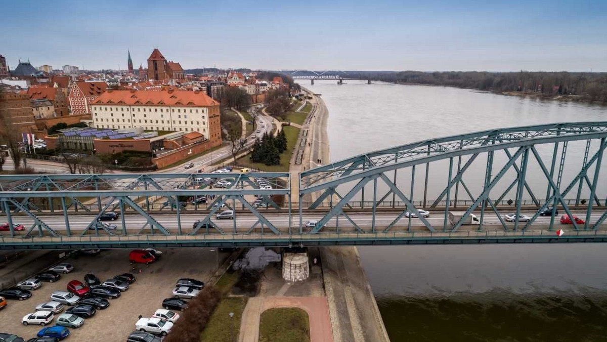 Remont toruńskiego mostu im. Piłsudskiego rozpocznie się w drugiej połowie tego roku. Utrudnienia w ruchu zaczną się jednak dopiero w przyszłym roku. Na czas robót brzegi Wisły połączy tymczasowa przeprawa.