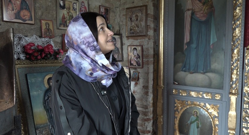 Danijela Stanković, poreklom iz Rumunije, koja danas živi u Srbiji, udata je za oca Dragana  i aktivno učestvuje u obnovi crkve