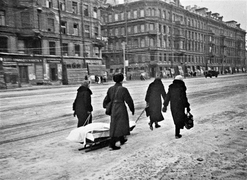 Procesja pogrzebowa na Newskim Prospekcie w Leningradzie. W czasie długotrwałego oblężenia miasta pochówki wyglądały zupełnie inaczej, niż w czasach pokoju. O ile w ogóle się odbywały... (1942, domena publiczna)