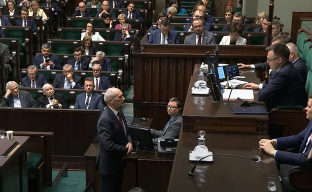 Spięcie Antoniego Macierewicza z marszałkiem Sejmu Szymonem Hołownią podczas obrad Sejmu RP