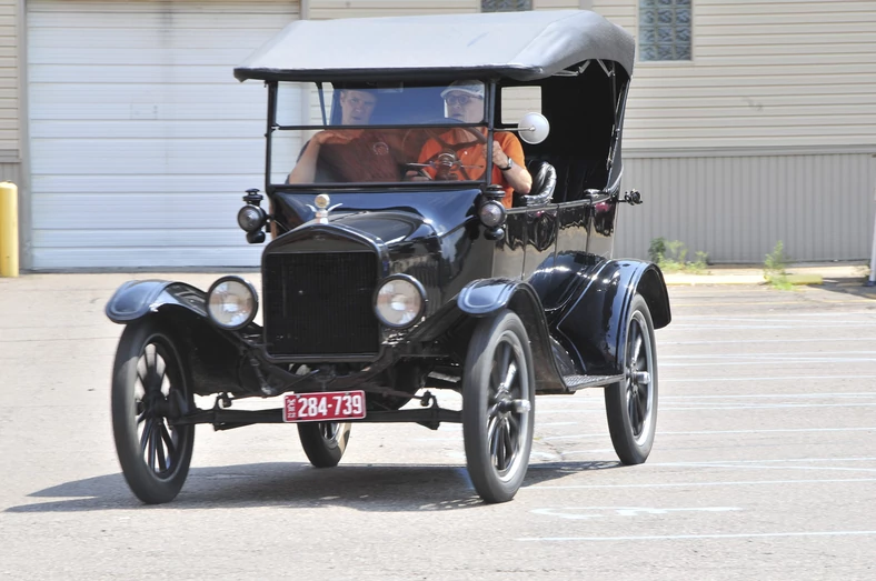 Pionierskie samochody, takie jak Ford Model T, w relatywnie krótkim czasie zmotoryzowały miliony ludzi