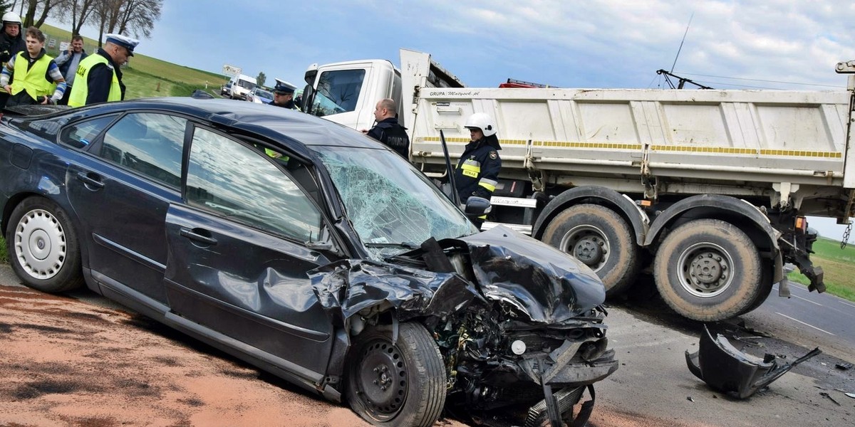 Wypadek pod Głogowem. Dwie osoby zostały ranne