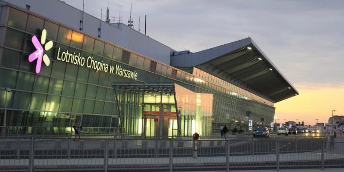 Wiosną 2018 r. "Porty Lotnicze", które zarządzają warszawskim lotniskiem, podpisały z Baltoną umowę na wynajem części powierzchni handlowej na Okęciu. 9-letnia umowa opiewa na ok. 710 mln zł. Wybór najemcy wywołał duże kontrowersje