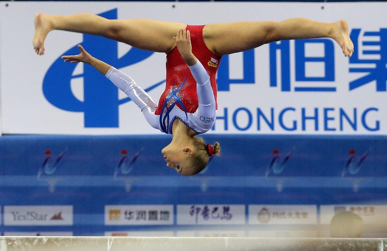 Piękne dziewczyny i ich niesamowite ewolucje