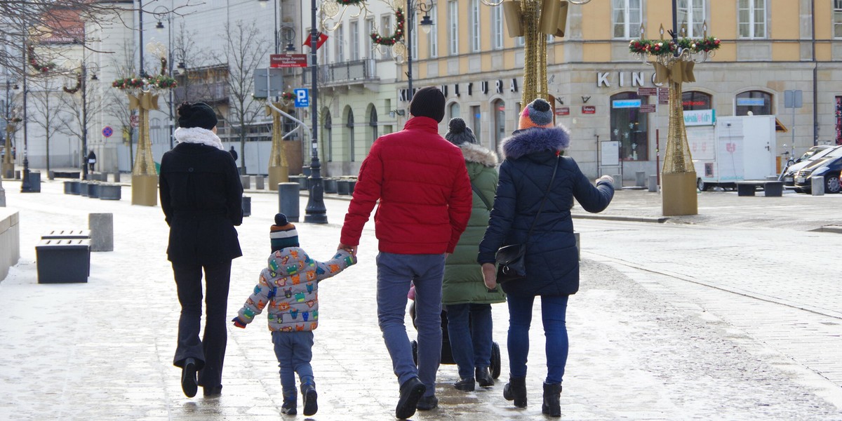 Rodzice dzieci do lat 14 mają prawo do dodatkowych dwóch dni wolnych w ciągu roku kalendarzowego. Co istotne, nie "przechodzą" one na kolejny rok, więc został tylko tydzień na ich wykorzystanie.