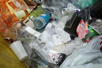 Teljesen betiltaná a műanyag csomagolás használatát az Európai Bizottság az Unió területén