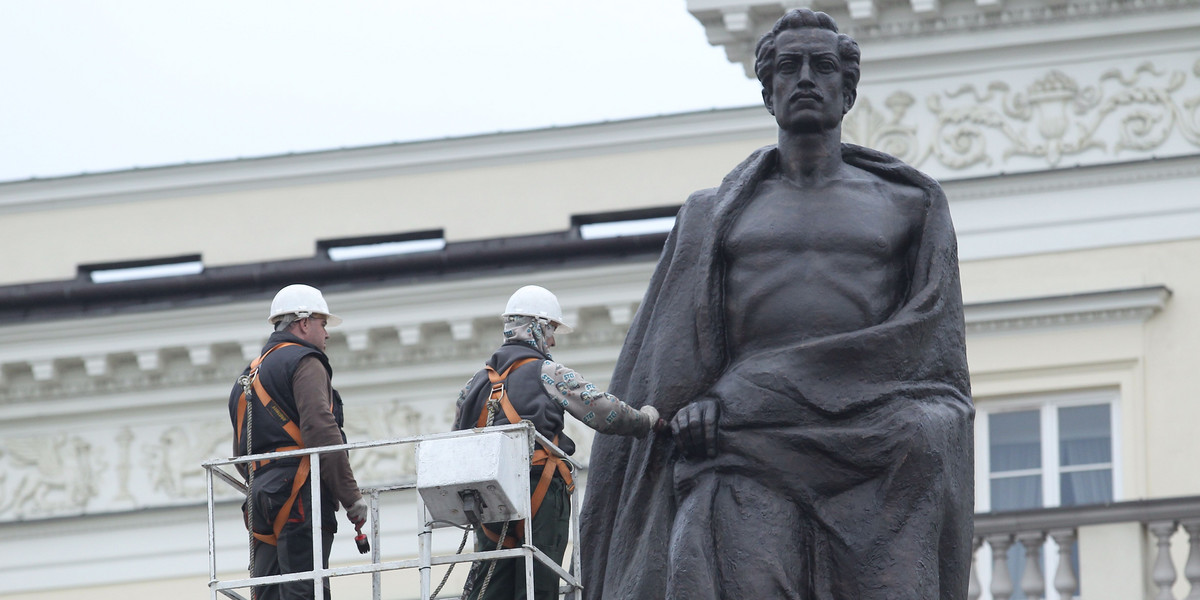 Na pl. Bankowym ruszyła renowacja pomnika. Rzeźba Juliusza Słowackiego zostanie wyczyszczona i zabezpieczona przed korozją. 