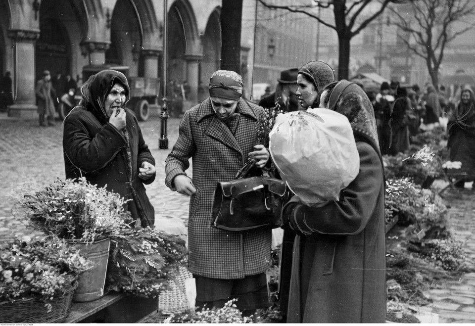 Sprzedaż choinek na krakowskim Rynku Głównym (1941 r.)