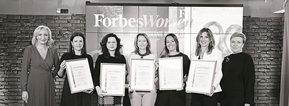 Wręczenie certyfikatów akcji Równa Firma 2021. Od lewej: Anna Dygasiewicz-Piwko, Content Development Manager Ringier Axel Springer Polska, Magdalena Walczyk, Senior People & Culture Specialist z A4Bee, Izabela Tworzydło, dyrektorka Departamentu Komunikacji Korporacyjnej z BNP Paribas Bank Polska SA, Dorota Czekaj, prezeska Sieci Przedsiębiorczych Kobiet, Katherine Stankiewicz, Human Resources Director z Flokk Polska, Marta Pszczółkowska, dyrektorka Biura Marki Pracodawcy, Kultury i Pozyskiwania Talentów z Santander Bank Polska, Aleksandra Karasińska, redaktorka naczelna „Forbes Women Polska”