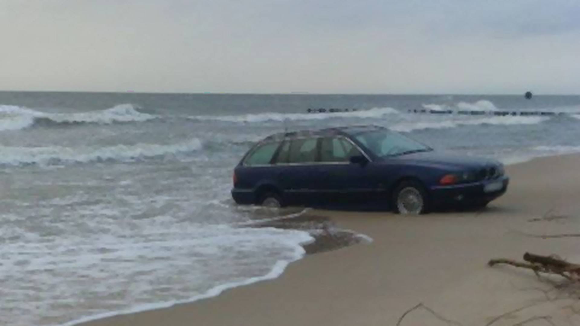 Szybki i wściekły: plaża w Mielnie. Kierowca BMW zakopał się nad Bałtykiem