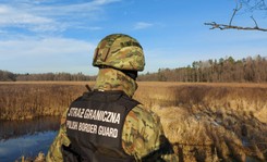 Żaryn: Białoruskie służby dostarczają na granicę nie tylko migrantów