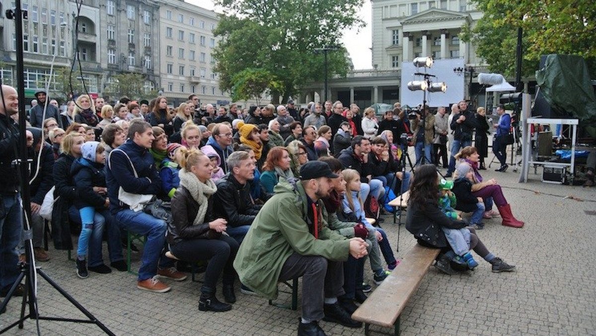 Spektakle, dyskusje, koncerty - niektóre bardzo głośne - na placu Wolności rozpoczął się jubileusz Ósemek zatytułowany "Pod prąd. 50 lat Teatru Ósmego Dnia".