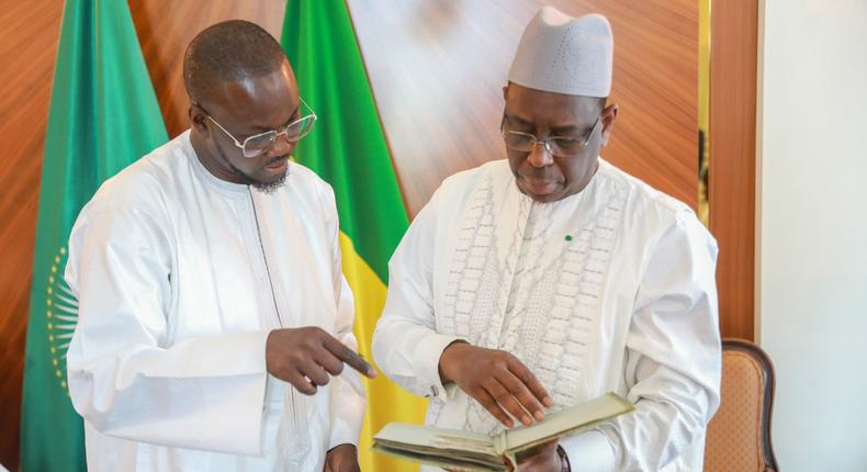 Les six photos authentiques de Serigne Touba présentées à Macky Sall