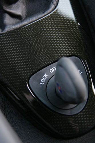 Stacyjka, jak to w saabie znajduje się między siedzeniami