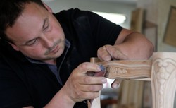 "Taki Ludwik XXI wieku". W Stanisławie Dolnym robią meble do apartamentu papieskiego. ZDJĘCIA