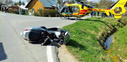 Auto uderzyło w skuter. Ranni ojciec i 10-letni syn