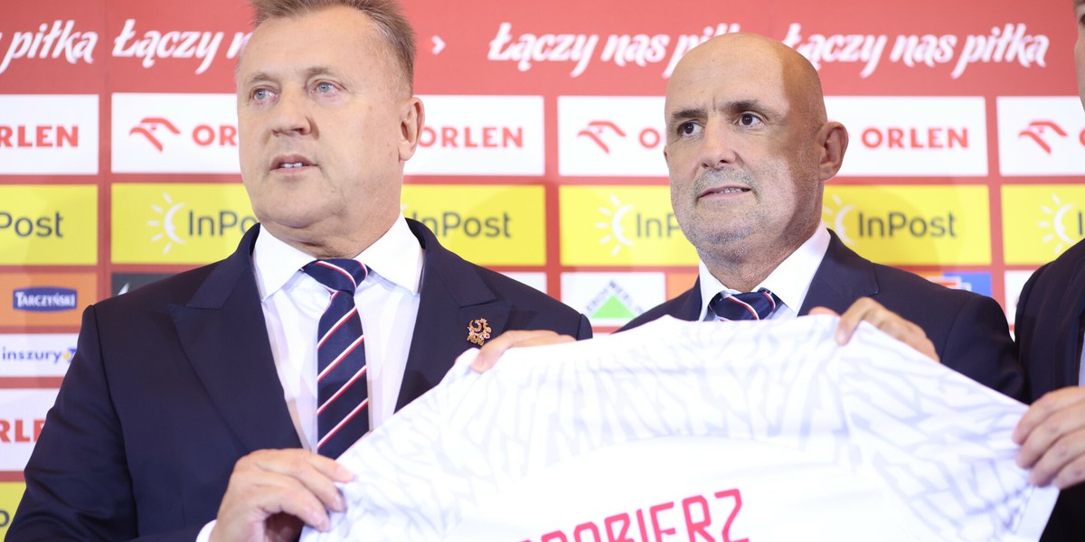 Michał Probierz (po prawej) zarobi sporą kwotę. Po lewej szef PZPN Cezary Kulesza.