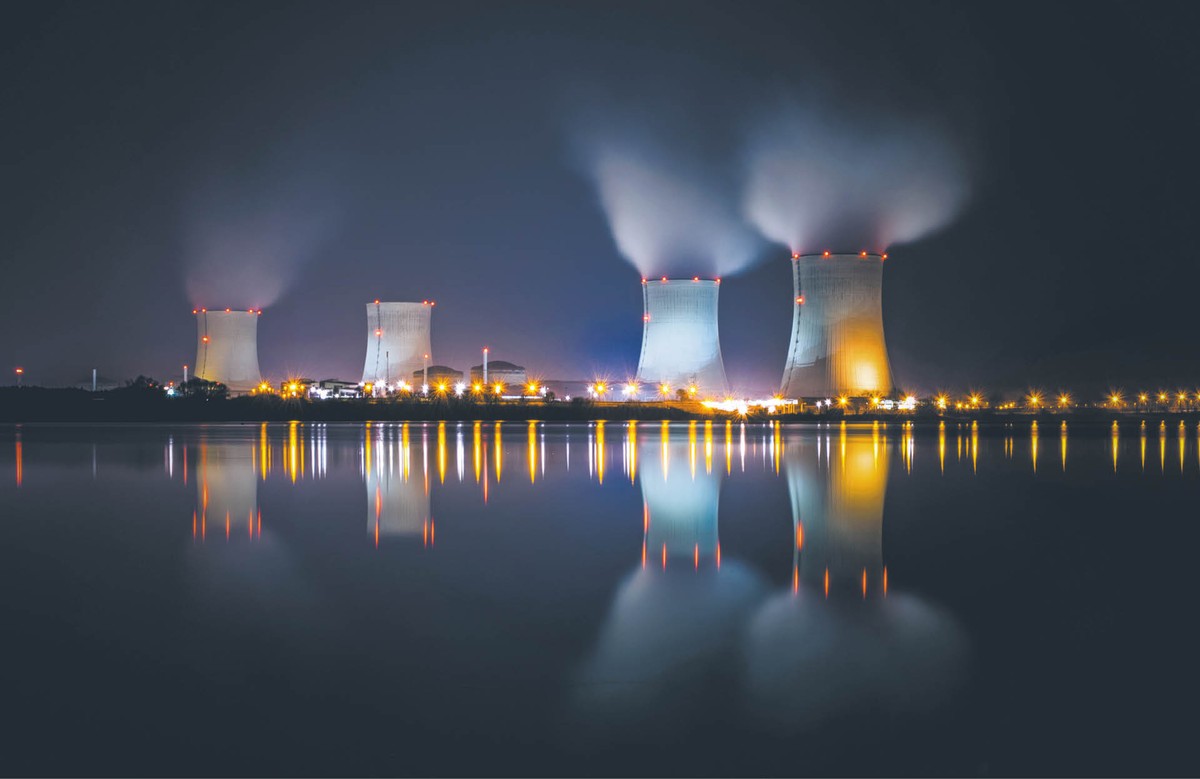 Chłodnie elektrowni stojące nad wodą