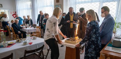 Tort na urodziny domu seniora Zacisze w Łodzi. Od 35 lat tu jest jak w rodzinie. Sam zobacz