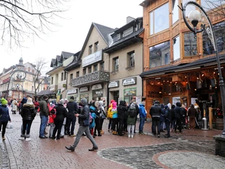 Zakopane, 23.01.2021. Kolejka chętnych przed wejściem do jednej z restauracji na Krupówkach w Zakopanem. Pomimo obostrzeń związanych z pandemią, restauracja została otwarta, a lokal działa w reżimie sanitarnym.