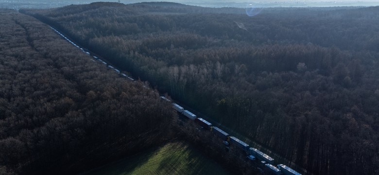 Gigantyczne kolejki na granicy. Kierowcy czekają nawet sześć dni