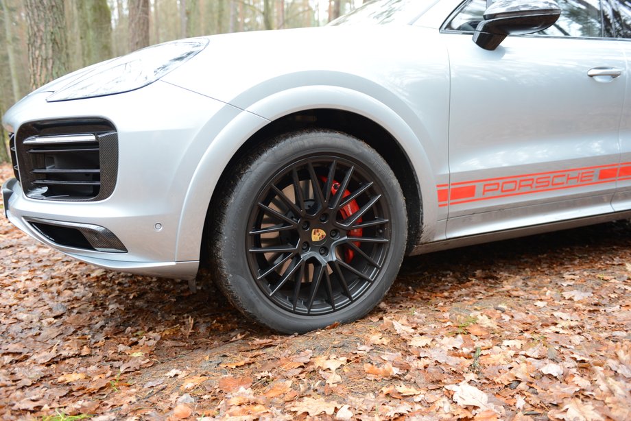 Porsche Cayenne GTS może mieć ceramiczne hamulce, które dobrze sprawdzają się, gdy przyjdzie im pracować pod dużym obciążeniem. Najlepiej pracują rozgrzane. Na co dzień wystarczą zwykłe tarcze i zaciski.