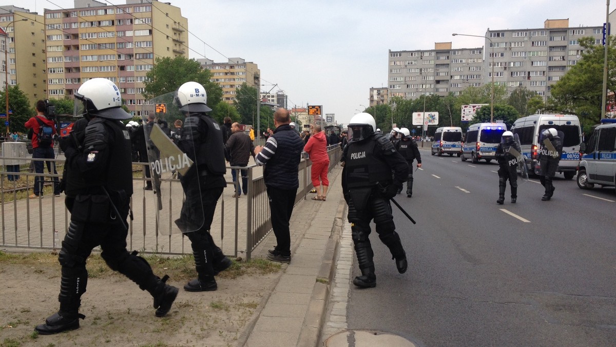 Wrocławska prokuratura skierowała do sądu akt oskarżenia przeciwko trzem mężczyznom, którzy brali udział w majowych zamieszkach przed komisariatem policji przy ul. Trzemeskiej we Wrocławiu. Śledczy zarzucają im czynną napaść na funkcjonariuszy. Oskarżonym grozi do 10 lat więzienia.