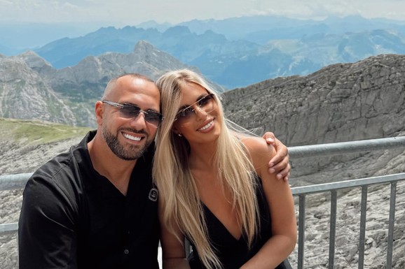 (FOTO) U TOKU NOĆI SE USELILI U NOVU LUKSUZNU NEKRETNINU Dado Polumenta i njegova supruga pokazali novi dom: Dnevna soba kao iz časopisa