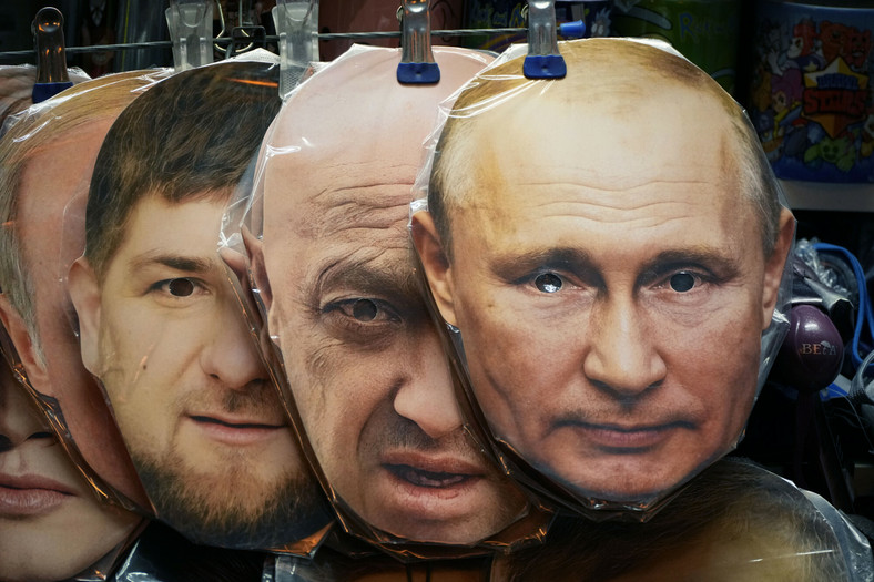 Maski na twarz przedstawiające Władimira Putina, Jewgienija Prigożyna i Ramzana Kadyrowa, wystawione na sprzedaż w sklepie z pamiątkami w Sankt Petersburgu