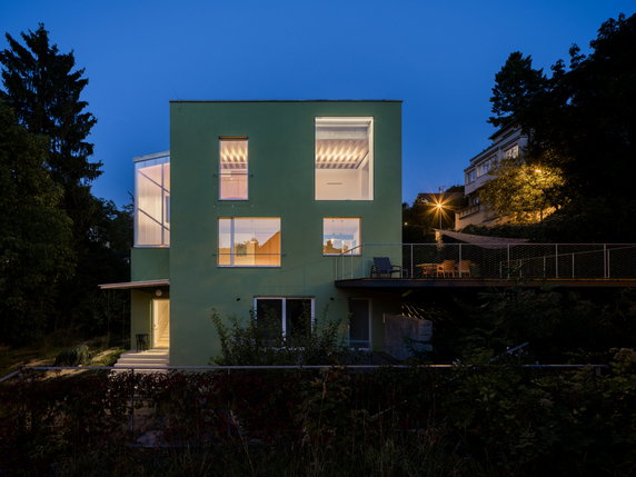 Zielony dom pośród bujnej zieleni. Projekt metamorfozy 60-letniego budynku wykonało biuro Aoc architekti