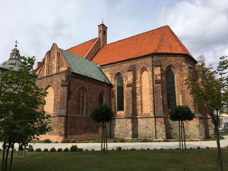 Tajemnice konińskiej fary - dołki i napisy na murach.