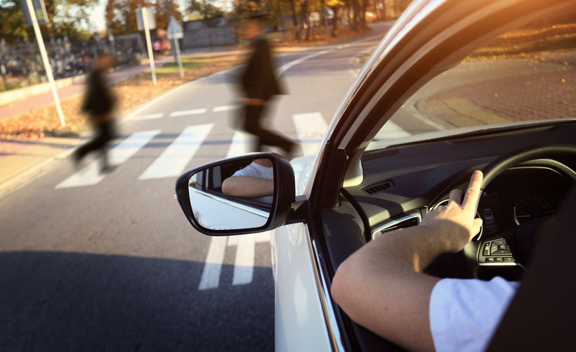 Karze grzywny od 1 tys. zł do 30 tys. zł będzie podlegać osoba kierująca pojazdem mechanicznym, niestosująca się do zakazu wyprzedzania określonego ustawą bądź znakiem drogowym.
