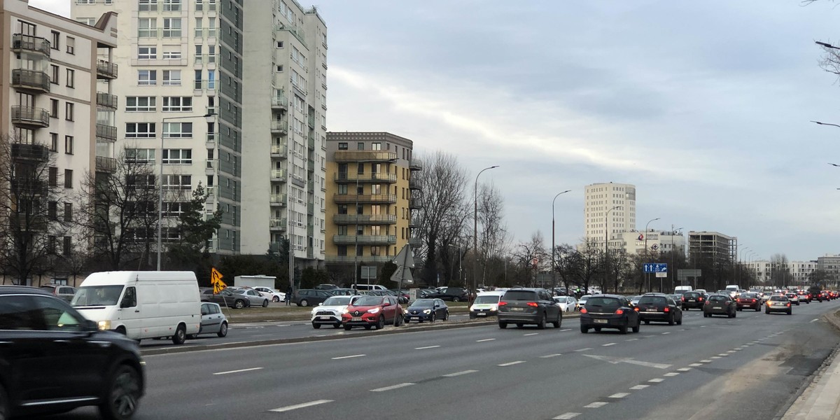 Na liczącym 800 m odcinku al. Sikorskiego nie ma ani jednego przejścia dla pieszych.