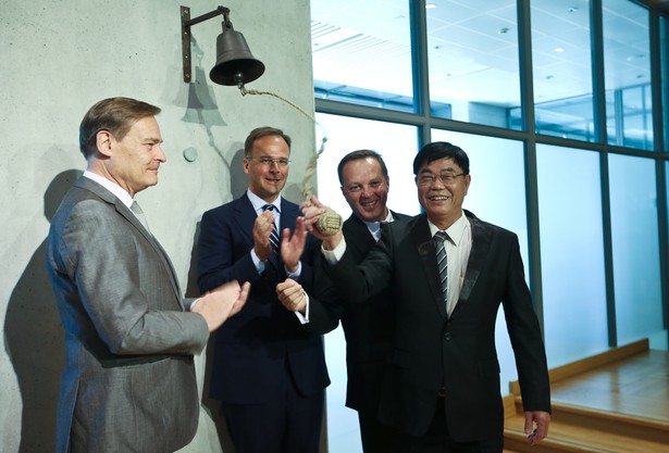 Dyrektor generalny JJ Auto AG Jianhui Ye (P), przedstawiciel oferującego i menadżer oferty ACON Bank Michael Schatzschneider (2L), Paweł Graniewski (L) z GPW oraz prezes domu maklerskiego DF Capital Jarosław Dąbrowski (2P), podczas debiutu spółki JJ Auto AG na warszawskiej Giełdzie Papierów Wartościowych, 18 bm. (mr) PAP/Rafał Guz