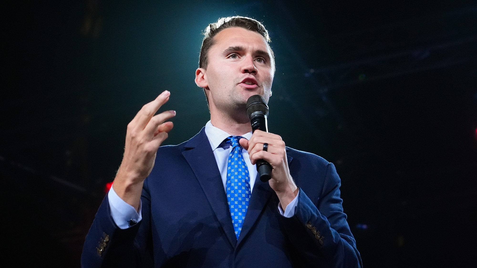 Americký pravicový mládežnícky aktivista Charlie Kirk († 31).