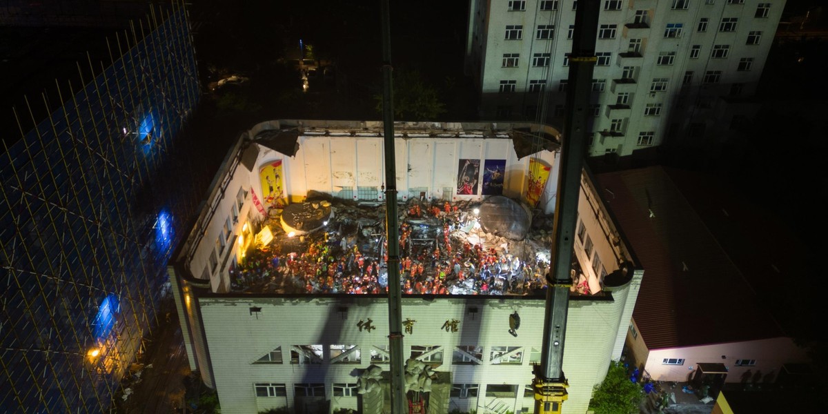 Tragedia w Chinach — dach gimnazjum w Qiqihar zawalił się na ćwiczące siatkarki. 