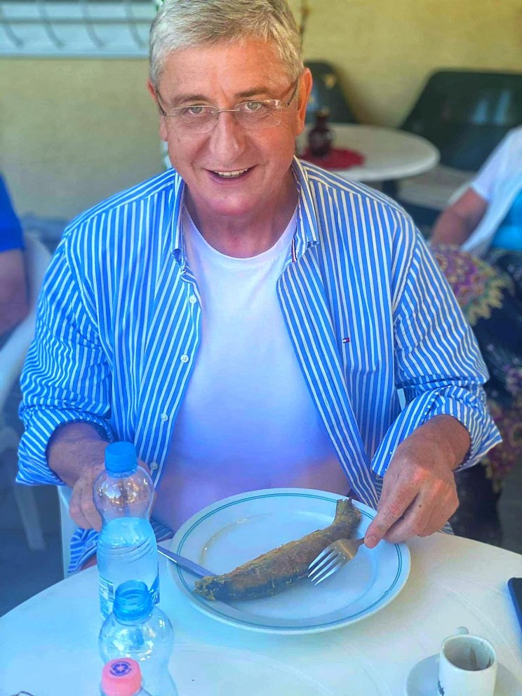 Semmi ficánkolás, csak sült hal, ásványvíz, kávé, lazán kigombolt ing /Fotó: Facebook