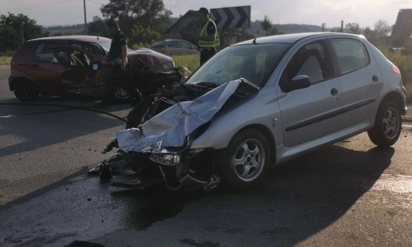 Vozači iz oba automobila povređeni i prevezeni u bolnicu