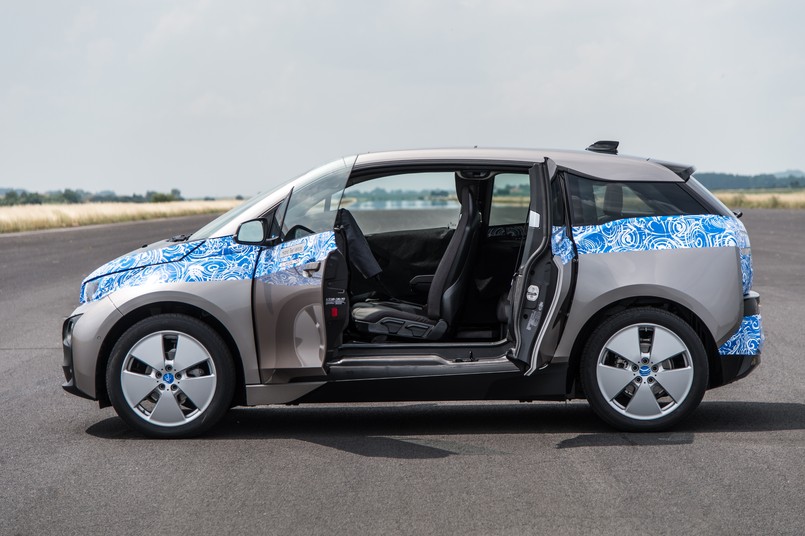 Nie to nie jest nowość ze znaczkiem "M" na klapie. Bawarski producent ogłosił, że wjeżdża do Polski z pierwszym modelem na… prąd. Nowe BMW i3 jest debiutanckim autem specjalnie utworzonej w tym celu marki o nazwie "BMW i". Samochód ma być ideałem do jazdy w mieście. Jakie są możliwości tego auta? Cena?