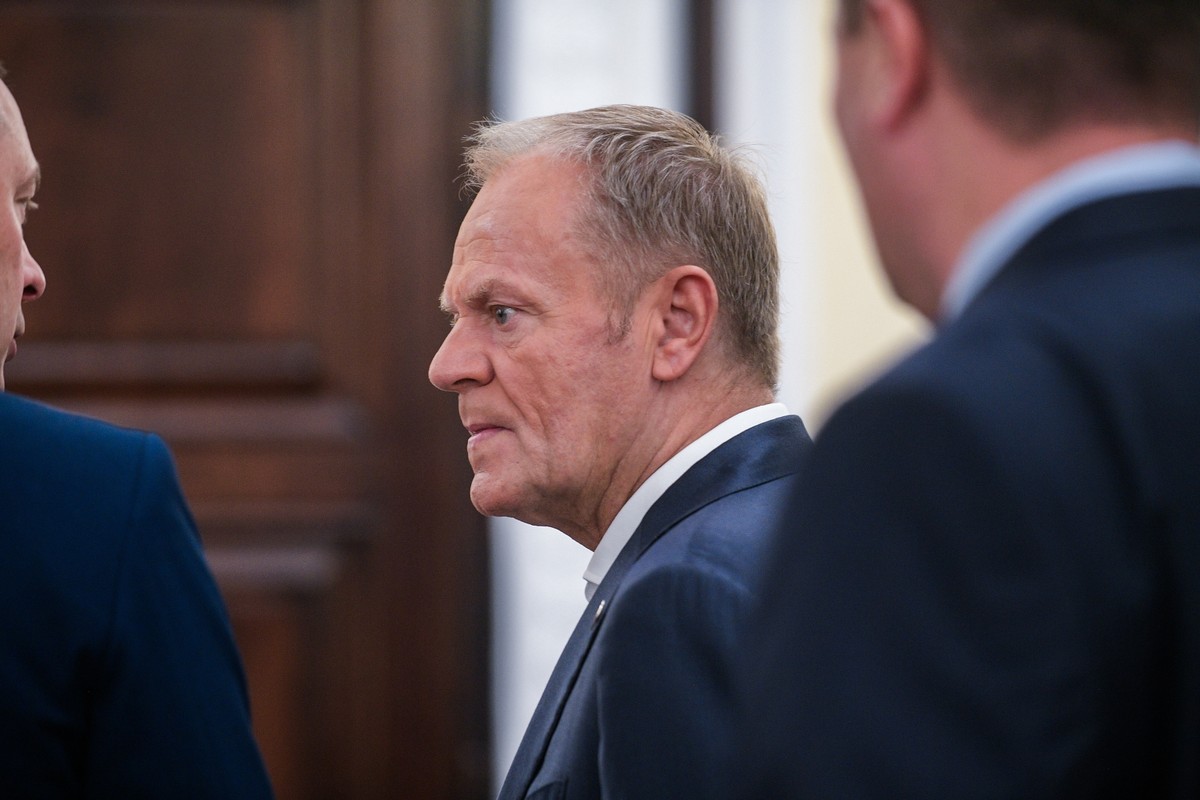 Warszawa, 16.09.2024. Premier Donald Tusk (L) podczas nadzwyczajnego posiedzenia Rady Ministrów w związku z sytuacją powodziową, 16 bm. w siedzibie KPRM w Warszawie. (sko) PAP/Marcin Obara