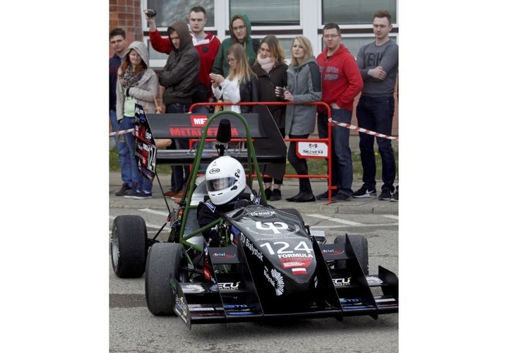 Bolid CMS-03 to kolejna maszyna skonstruowana przez białostockich studentów. Wcześniej były wyścigówki CMS-01, CMS-02. Pierwsza z nich ścigała się w 2013 r. w Niemczech i na Węgrzech. <br><br>fot. (ar/gj) PAP/Artur Reszko