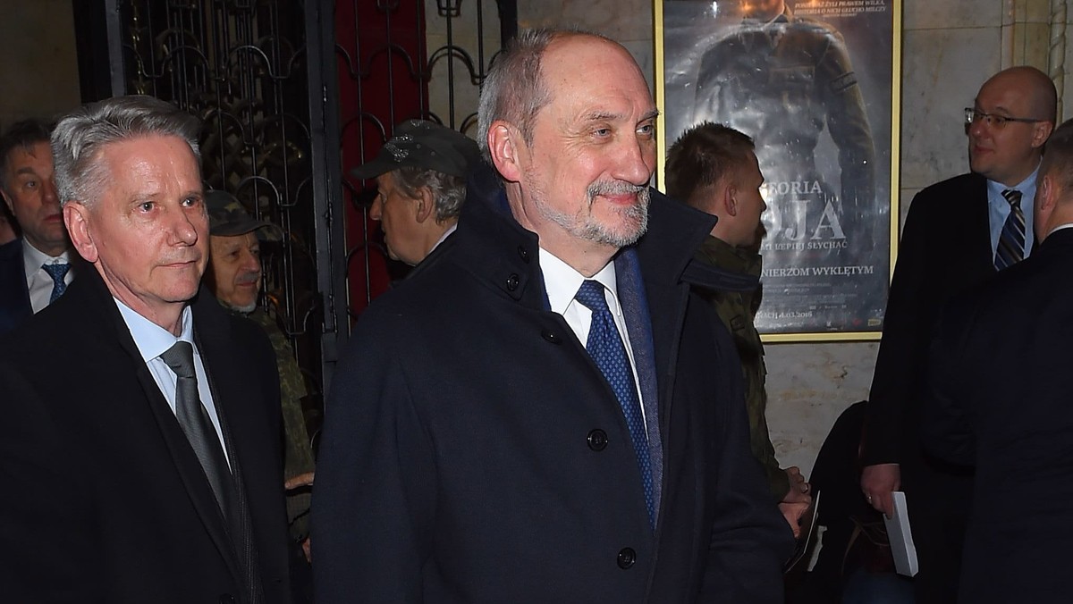 Antoni Macierewicz i Andrzej Duda wzięli udział w premierze filmu "Historia Roja". – Dziękuję za ten film, to jest wielki moment na drodze tworzenia kultury polskiej – powiedział prezydent Andrzej Duda przed premierą zrealizowanej w hołdzie Żołnierzom Wyklętym "Historii Roja". Na premirze był również Minister Obrony Narodowej. – Jestem, jak myślę wszyscy, którzy ten film mieli możliwość obejrzeć, pod olbrzymim wrażeniem – stwierdził po premierze Antoni Macierewicz. Film trafi do kin w piątek. Prezydent jest jego honorowym patronem.