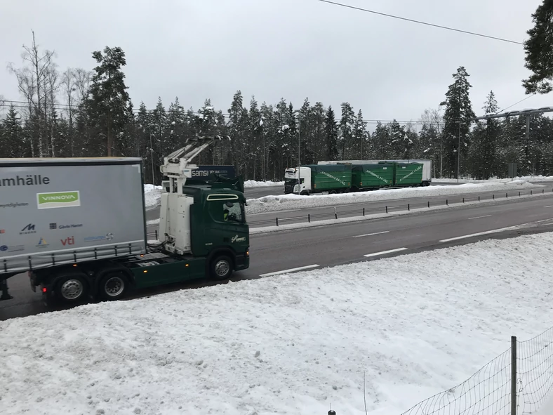 Hybrydowa Scania R450 na drodze E16 w Szwecji