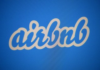 Bruksela stawia ultimatum firmie Airbnb. Platforma wprowadza w błąd co do kosztów noclegów?